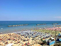 Widok z hotelu na plażę, Rimini, Włochy